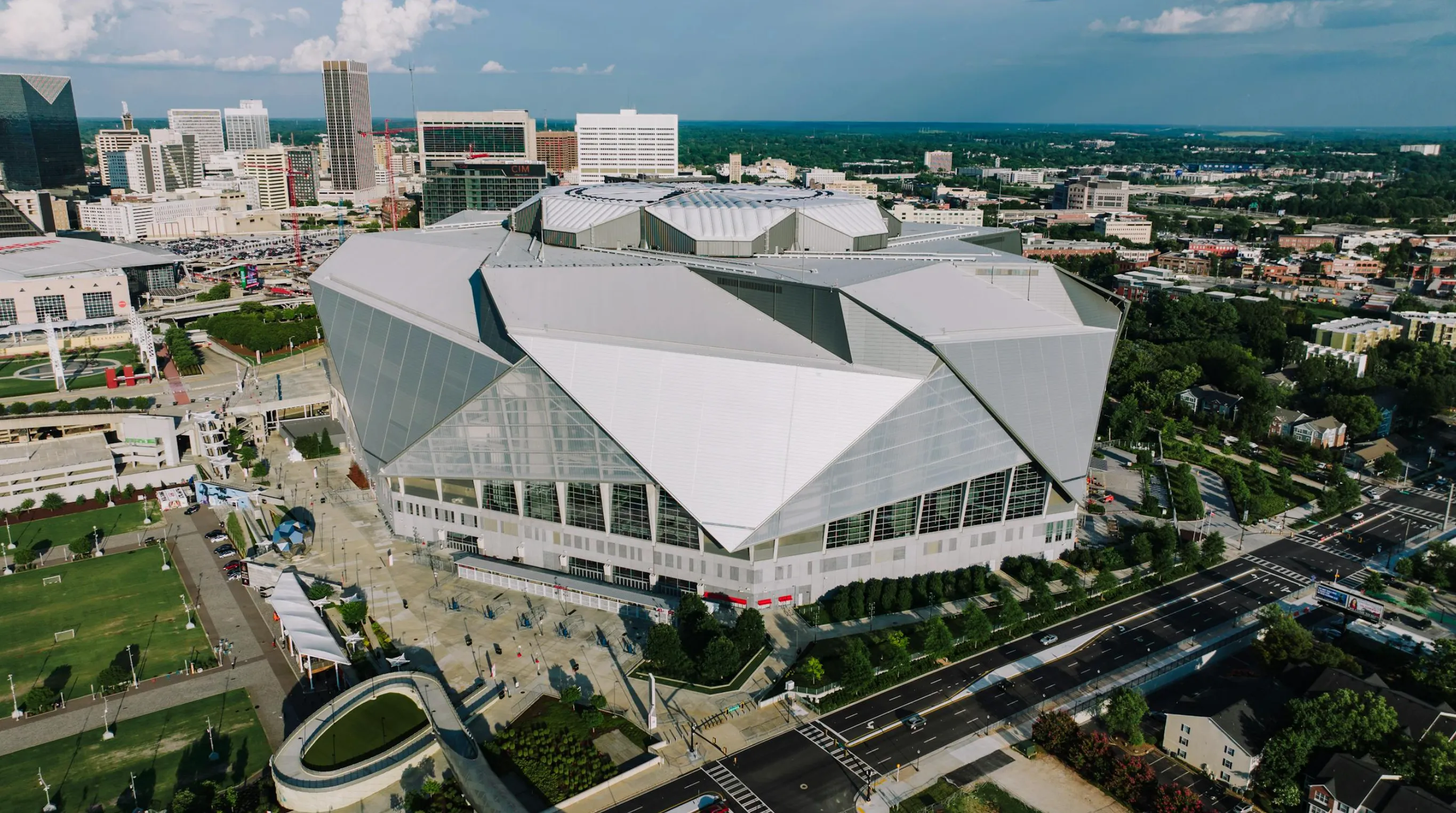 Mercedes-Benz Stadium with retractable oculus roof and halo board