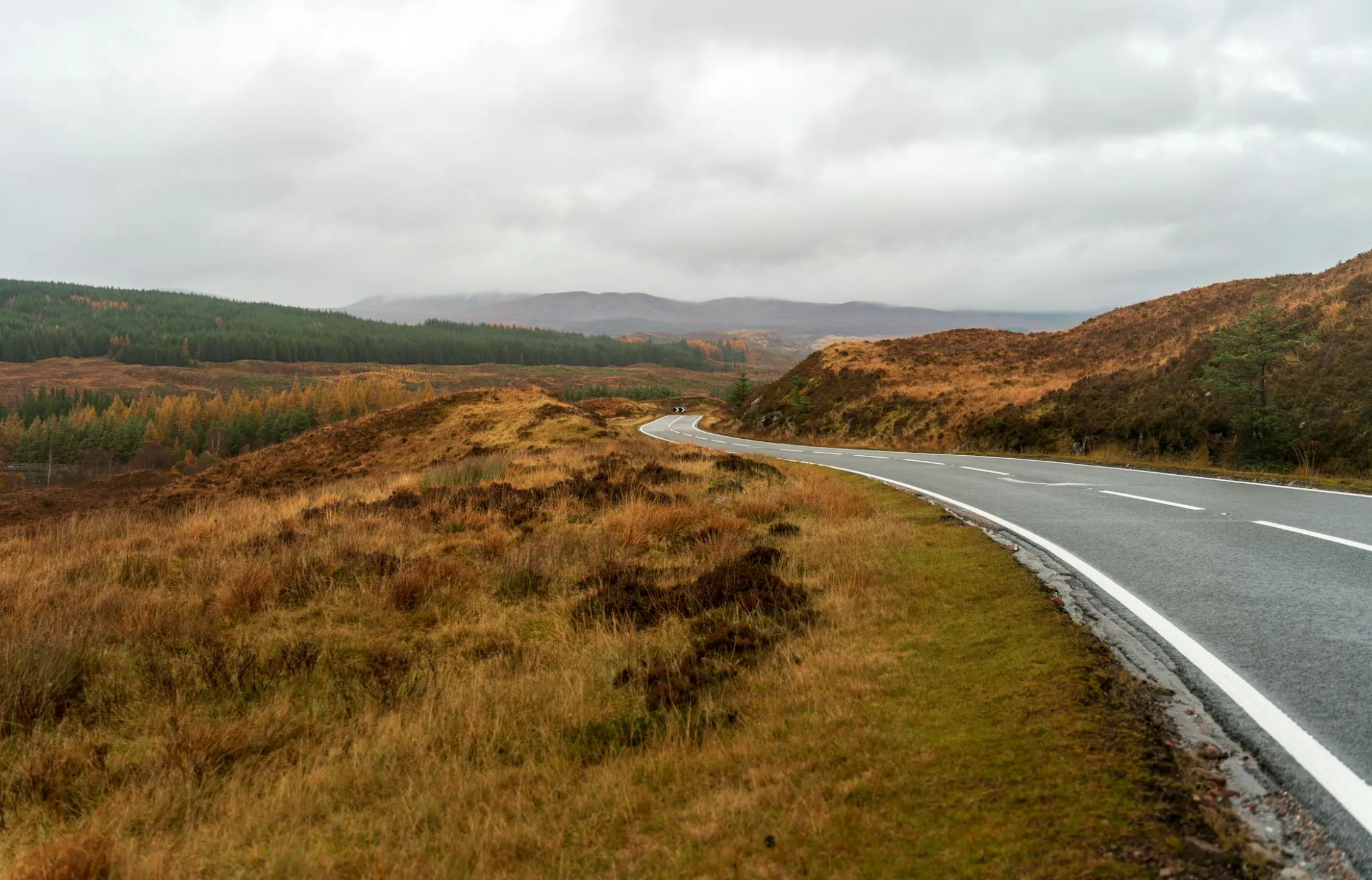 Image: Family leaning into the famous wind at the Pali Lookout with Kāneʻohe Bay below