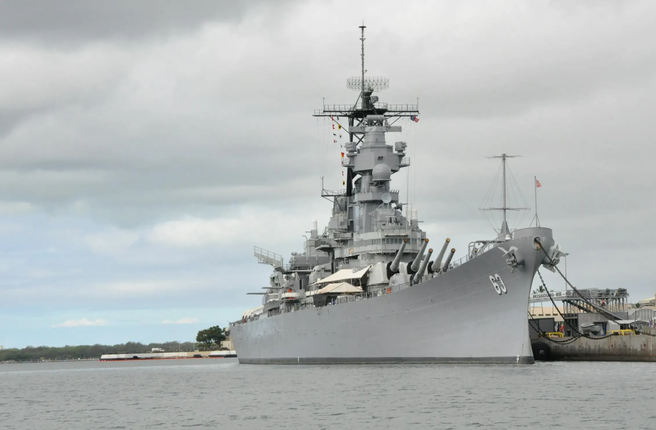 Image: Family reading interpretive signs at the Pearl Harbor Visitor Center