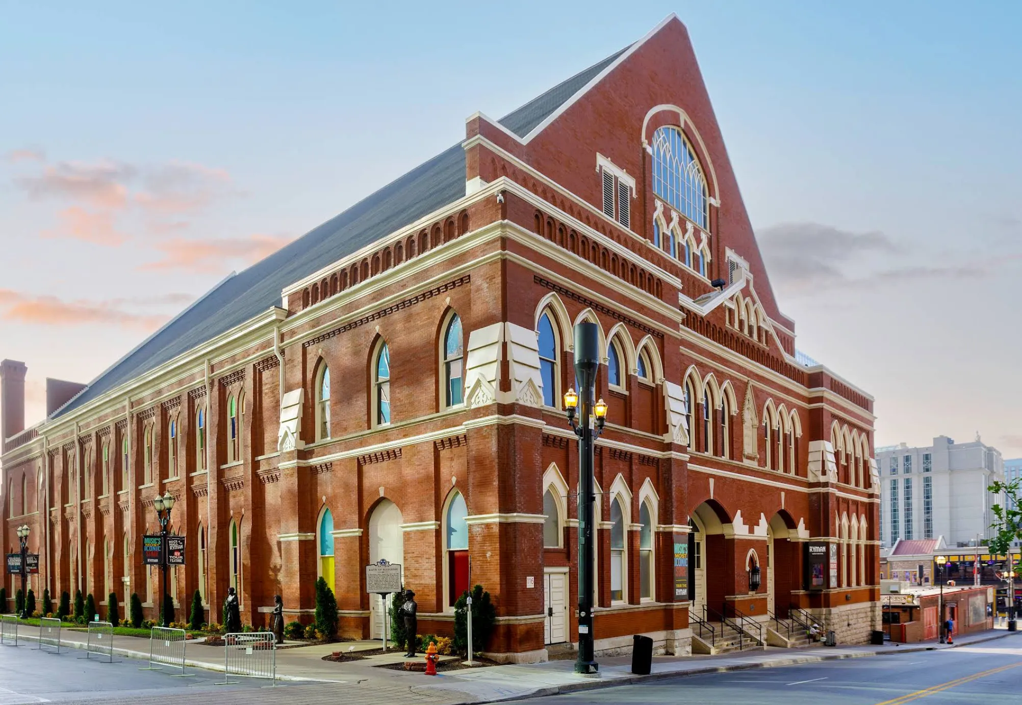 Image: Parents and kids looking out over the rows of wooden pews inside Ryman Auditorium